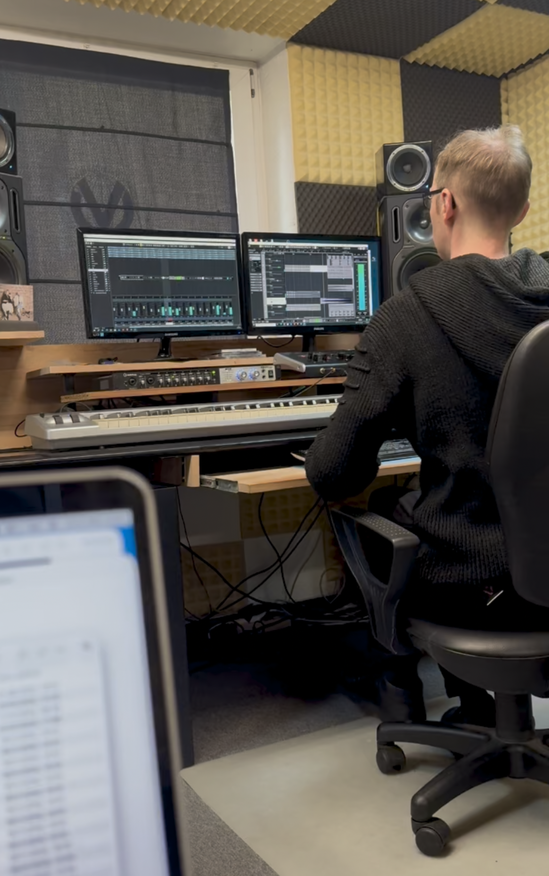 Aufnahmeleiter mischt einen Song an der DAW im Vest Tonstudio Dortmund
